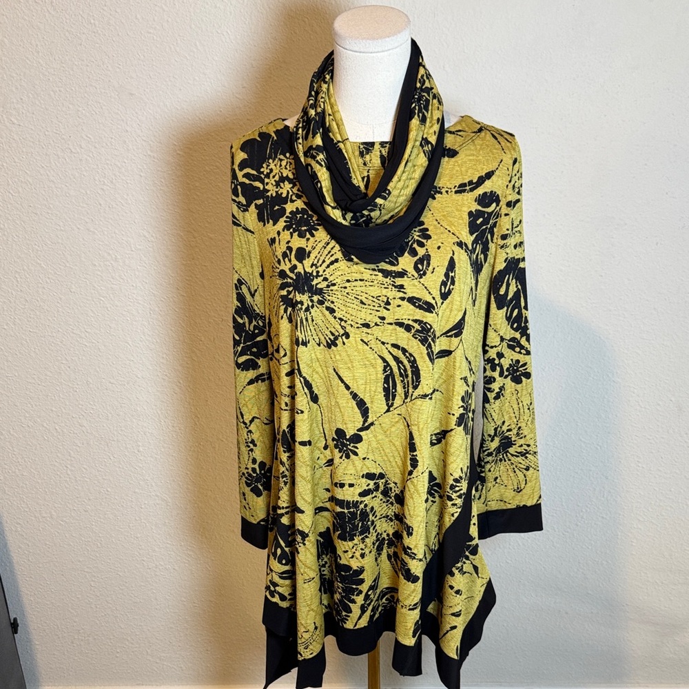 IC Collection Floral Asymmetrical Tunic with Matching Infinity Scarf size Medium